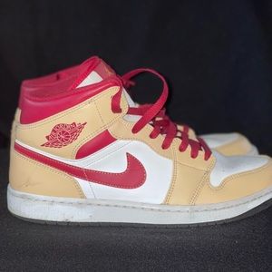 Air Jordan mid 1